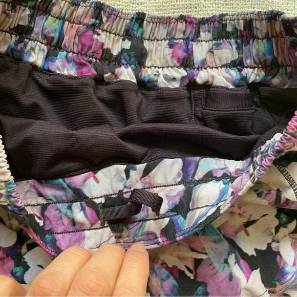 LULULEMON Hotty Hot  Short II *2.5" Purple White Size 6 - Picture 7 of 8